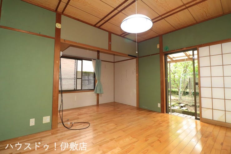 【洋室】
2方向に窓があり、明るい洋室です