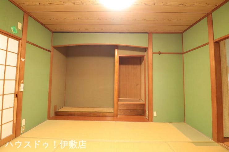 【和室】
床の間付きの和室。和の趣を感じられる室内