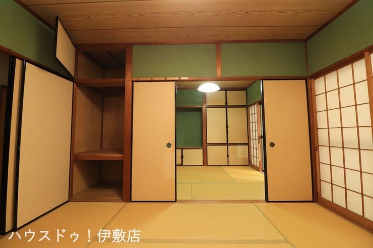 【和室】
掃き出し窓から庭を眺望できる和室。庭を眺めながらゆっくりと過ごせます