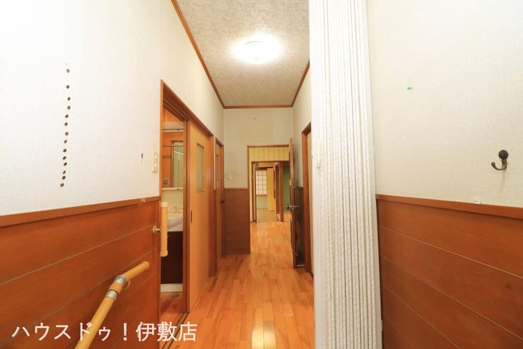 【玄関】
腰板があり、木のぬくもりが感じられる室内