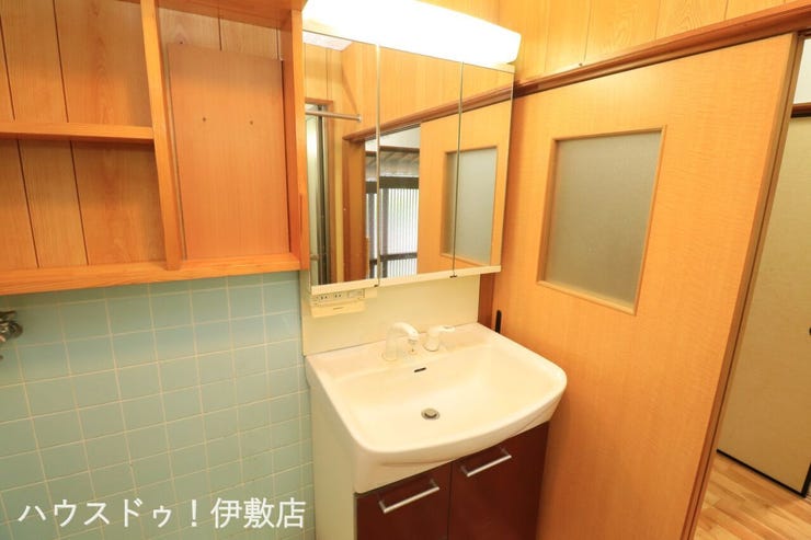 【洗面台】
人気の3面鏡を採用しました。
ミラー裏が収納になっているので、生活感を出さずに収納することが出来ます