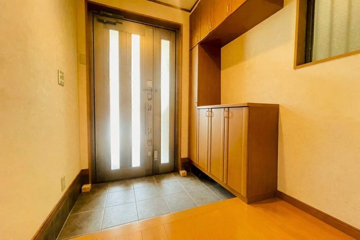 収納付きで広々とした玄関です♪
※AIによる家具消し加工済