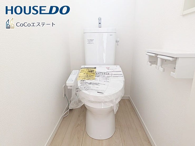 □■トイレ■□
温水洗浄便座付きトイレ♪
冬場や冷え込む時期にもお尻を温かく快適に保ちます。
また、汚れにくく掃除しやすい設備です。
