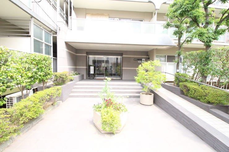 緑が落ち着いた佇まいを演出。周辺の邸宅とマッチングし落ち着きと安心を纏っています。