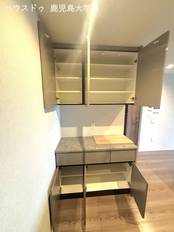 食器や調理器具をすっきり美しく片付ける、天井高を活かした上下段収納♪
