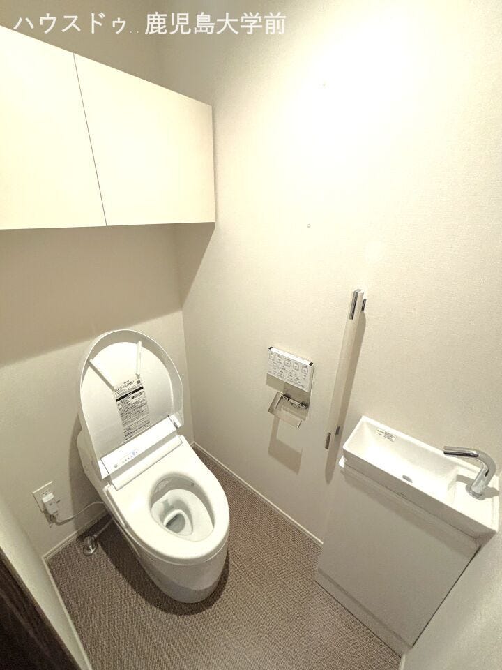 独立した手洗いカウンター付き!すっきり広々としたスタイリッシュなトイレ空間☆