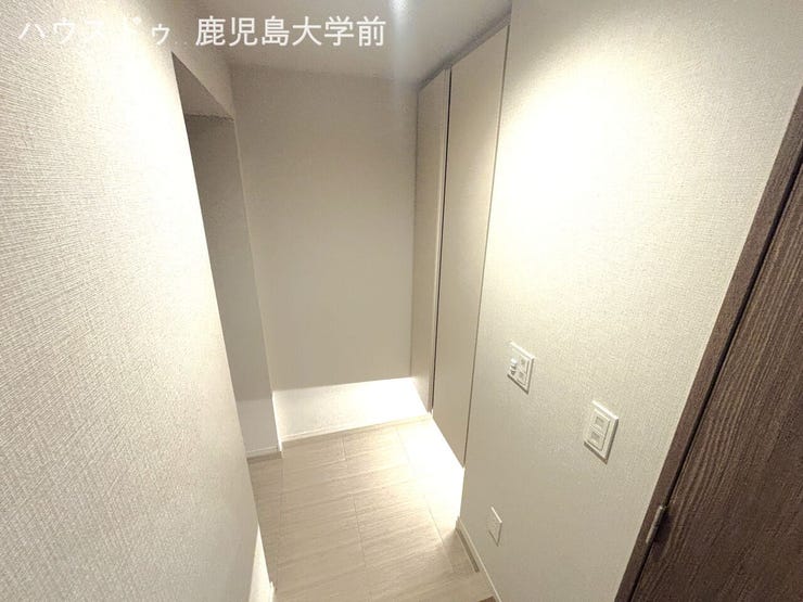 足元を優しく照らすフットライトが演出する、高級感あふれる上品な玄関♪
