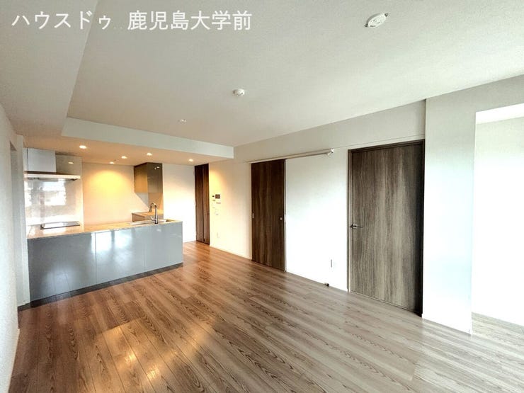 広めの17.5帖☆ダイニングテーブルと大きめのソファを置いても動線にゆとりがあり、家族が自然と集まる明るい空間を演出できます☆