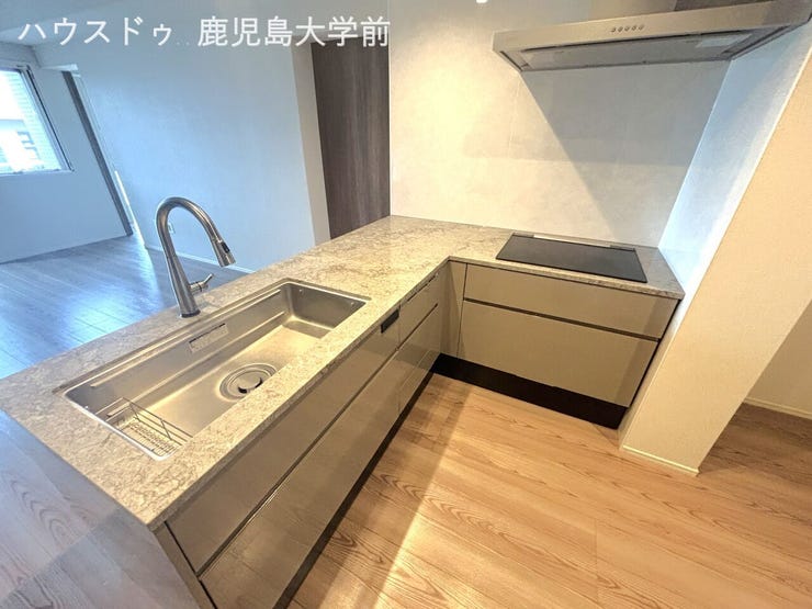 キッチンが奥まったL字型の配置になっており、リビング側から生活感が出やすい手元や家電が見えにくい構造です!来客時もすっきりとした印象を与えられまよ♪