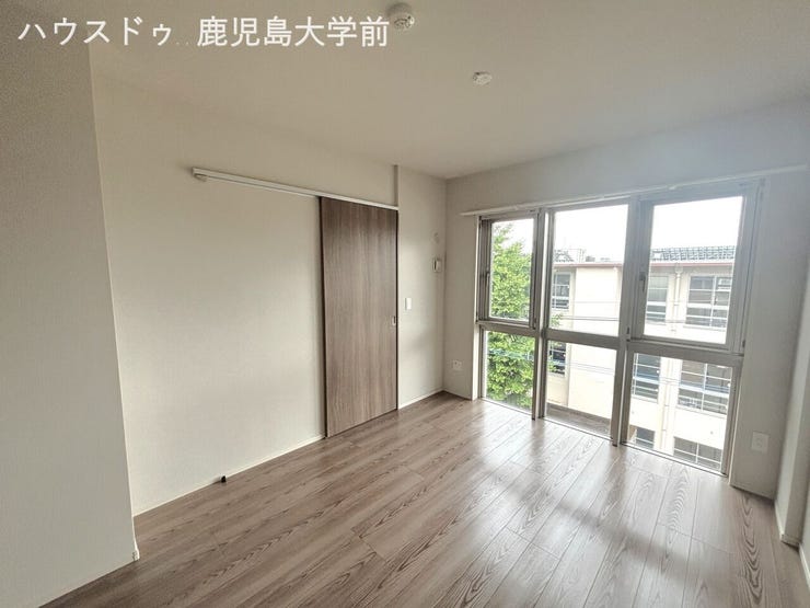 【洋室6.1帖】大きな窓から心地よい光が差し込む、明るく開放的☆