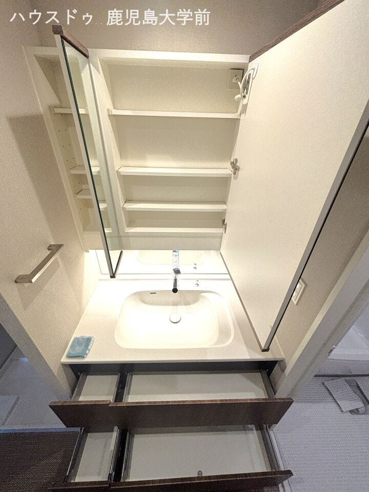小物をすっきり隠して収納!鏡裏&足元スライドの大型洗面収納♪