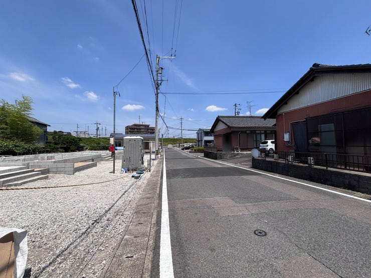 前面道路は7mあり、安心して車の出入りができそうです。