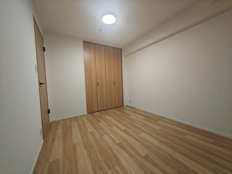 白壁とナチュラルな木目のクローゼット扉・フローリングが美しく調和するお部屋です。自然な木の温もりに包まれる内装デザインが、空間全体に穏やかで優しい空気感をもたらします。