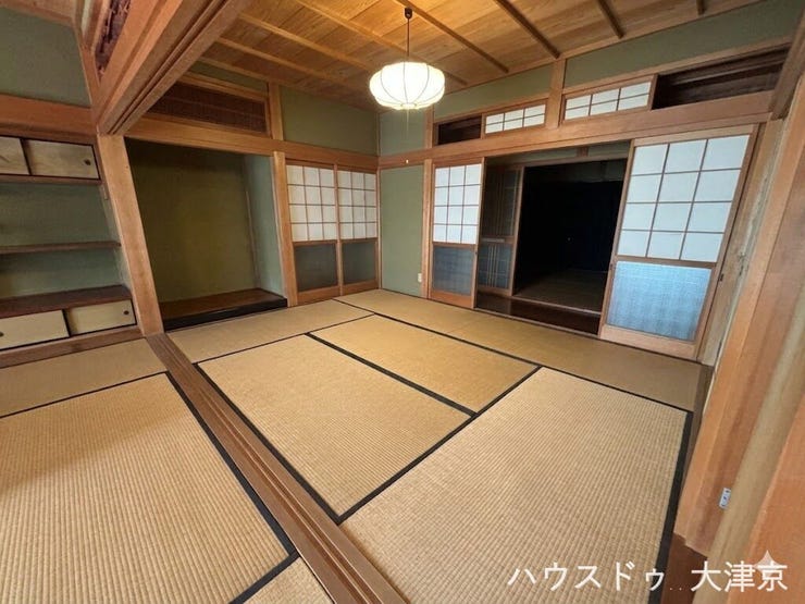 濃い緑色の壁が印象的なモダンな和室です(画像は一部加工しております)