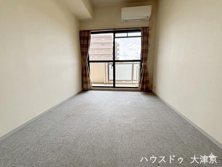 明るく開放感のある洋室。全室バルコニーに面しており、心地よい光と風が通り抜けます。(画像の一部を加工しております)