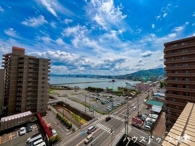 バルコニーからは琵琶湖を一望。開放感あふれる景色が日常に。
(画像の一部を加工しております)