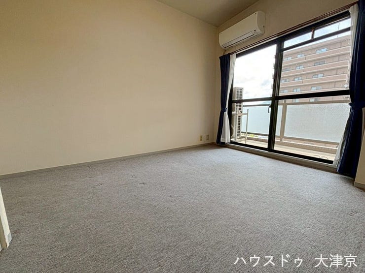 明るく開放感のある洋室。バルコニーに面しており心地よい風が通ります。