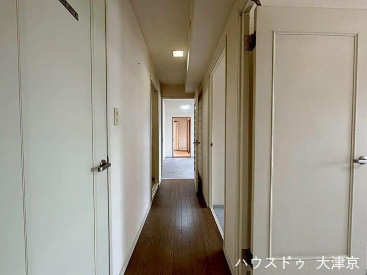 清潔感のある白を基調とした廊下。お部屋への期待が高まります。