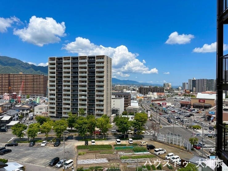 部屋前廊下からは大津京の街並みを一望。四季の移ろいを感じることができそうですね♪(画像の一部を加工しております)