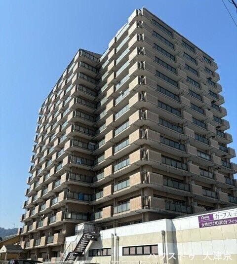 【外観】
重厚感ある佇まいが魅力のマンション