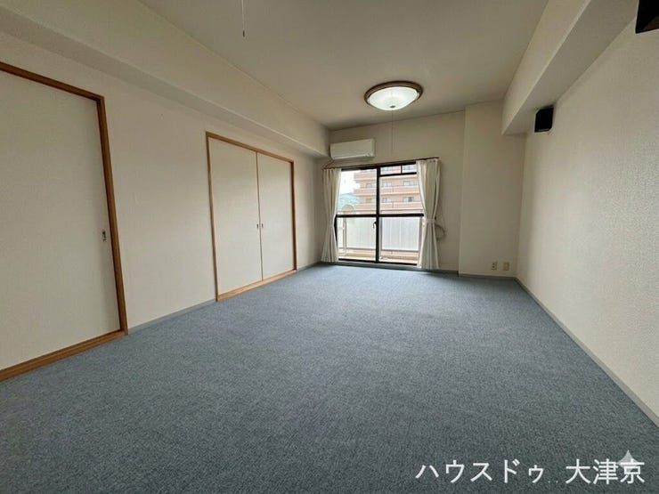 光差し込む広々としたリビング。開放感あふれる心地よい住空間。(画像の一部を加工しております)