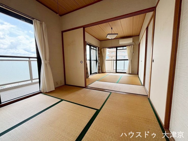 日当たり良好な二間続きの和室。開放的な眺望が魅力の空間。