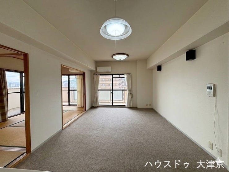 和室へと続く開放的なリビング。家族団らんを彩る明るい住空間。(画像の一部を加工しております)