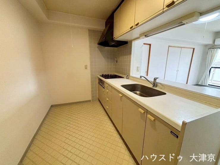 対面式キッチンで会話も弾む、明るく機能的な調理スペース。