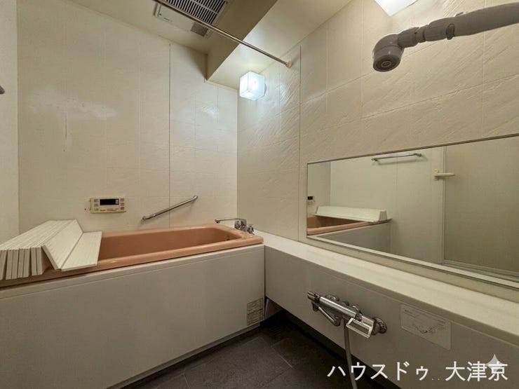 ゆったり寛げるバスルーム。清潔感のある空間でリフレッシュ。(画像の一部を加工しております)