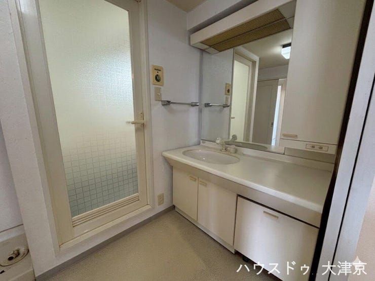 白を基調とした清潔感あふれる洗面台。(画像の一部を加工しております)