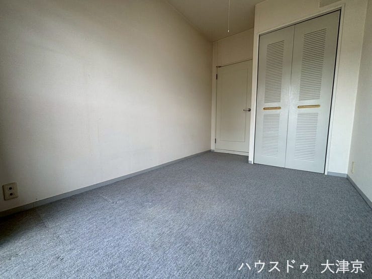 収納完備でスッキリ暮らせる洋室。自分好みの空間作りを楽しめそう♪