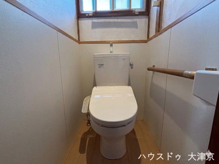 手すり付きで安心。白を基調とした、清潔で快適なトイレ(一部画像を加工しております)