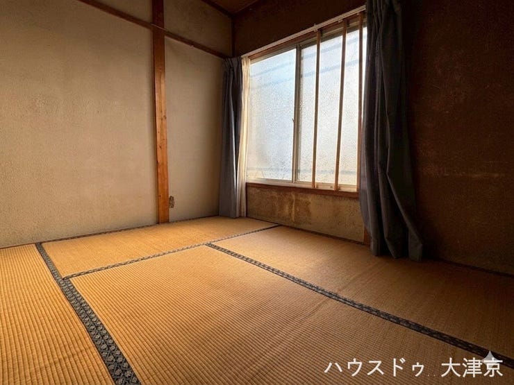 陽光が差し込む明るい2階和室。(一部画像を加工しております)