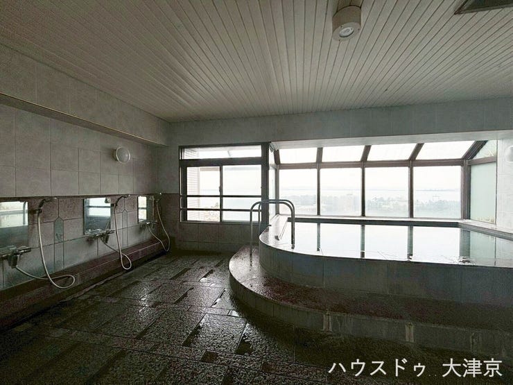 最上階からの絶景を独占できる展望浴室で、贅沢な癒し時間を満喫できます。