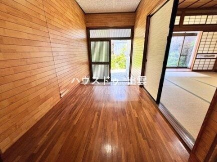 温かみのある玄関は、帰宅するたびにほっと落ち着ける空間。シューズボックスも置けそうなスペースがあります。ご家族の靴もすっきり片づけられます。