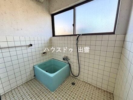 浴室は湿気がたまりやすく、換気扇だけではどうしてもカビが出てしまいやすい場所。窓があるだけで、あっという間に換気ができますのでお風呂の掃除も気持ちが良いです。