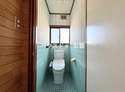 やさしい色合いの内装でまとめられたトイレは、毎日気持ちよく使える空間。温水洗浄機能付きで、快適性にも配慮されています。窓があることで自然光が入り、昼間は明るく換気もしやすい設計です。