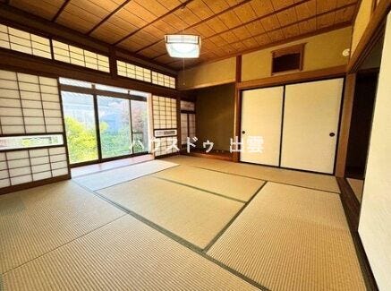 畳のやさしい香りと落ち着いた雰囲気が魅力の和室。広さにゆとりがあり客間としてはもちろん、くつろぎスペースやお昼寝にも使いやすい一室です。