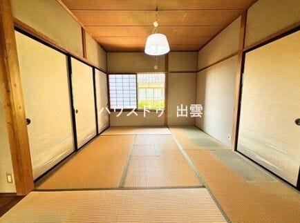 和室だと足をのばして寛ぐことができ、客間やお子様の遊び場など幅広い用途で利用できます。畳の上でそのまま寝ても体が痛くないのでお子様がそのまま寝てしまっても安心です。