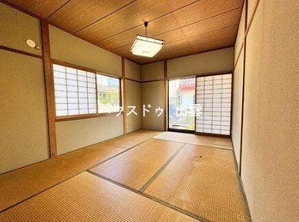 落ち着きのある和室は、心を和ませてくれる癒しの空間。来客用としてはもちろん、お子さまのお昼寝スペースとしても活躍します。押入れや床の間があり収納力も十分。