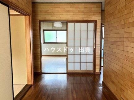 どこか懐かしさを感じる落ち着いたホール空間。自然光が差し込み、日中も明るく快適です。ご家族が毎日行き来する場所だからこそ、安心感と温かみを感じられる心地よい空間づくりがされています。
