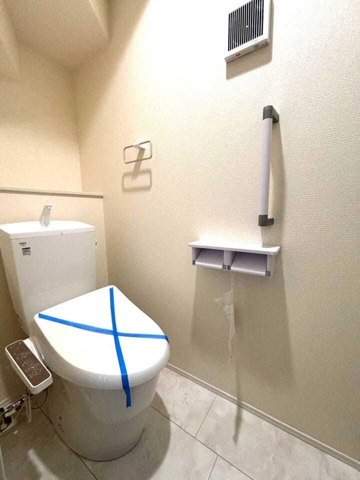 【温水洗浄器付きトイレ 】
温水洗浄器付きのトイレは、便座を暖かく保てるため、冬場でも座ったときにヒヤッとせず快適に使用できます!
ペーパーの使用量の削減にもなるため経済面でもメリットがあります♪