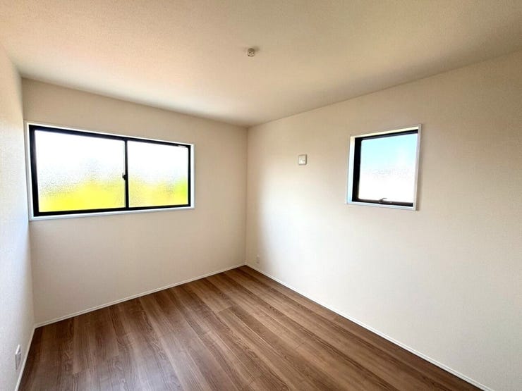 【洋室】
広々としたお部屋は家具の配置やインテリアデザインがしやすく、自分好みの居心地の良い空間を作れます♪
ソファやテレビ台を設置して家族や友人とくつろげるセカンドリビングスペースにもなります!