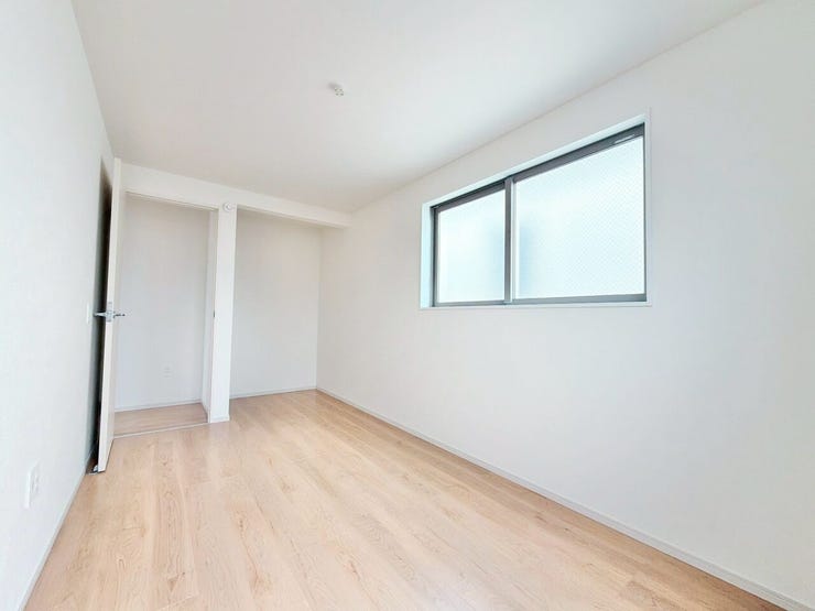 【全室収納付き】
全ての部屋に収納が備わっているため、家族ごとに持ち物を分けて整理しやすく、生活空間をすっきり保てます!
日々の片付けがしやすく、暮らしのリズムが整いやすい嬉しいポイントです♪