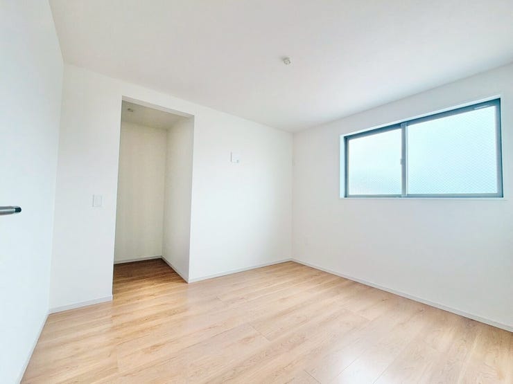 【洋室】
広々としたお部屋は家具の配置やインテリアデザインがしやすく、自分好みの居心地の良い空間を作れます♪
ソファやテレビ台を設置して家族や友人とくつろげるセカンドリビングスペースにもなります!