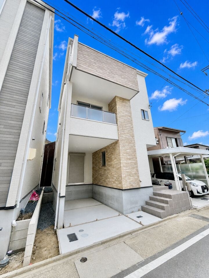 【ビルトインガレージ】
雨の日でも濡れずに乗り降りできるビルトインガレージ♪
建物内に収納されるため、盗難やいたずらの防止になったり、雨や雪、直射日光などの影響を受けにくく、車の保護にもなります!