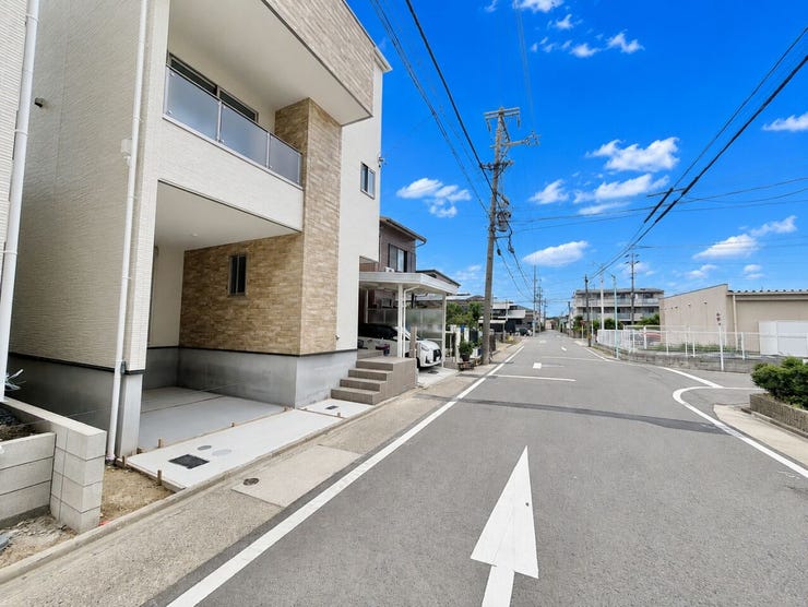 【前面道路】
前面道路が広いため運転がしやすく、日々の交通ストレスが軽減されます!
また家の前が建物などで遮られることがなく、日当たりが良くなり、家全体が明るい印象を受けます!