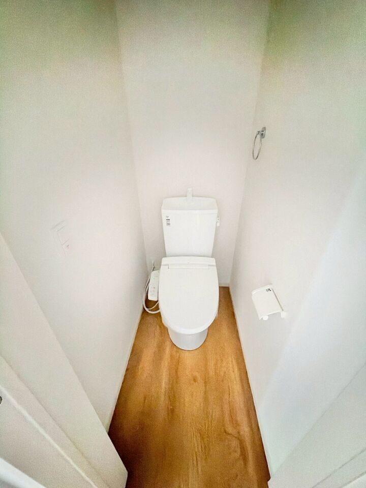 【温水洗浄器付きトイレ 】
温水洗浄器付きのトイレは、便座を暖かく保てるため、冬場でも座ったときにヒヤッとせず快適に使用できます!
ペーパーの使用量の削減にもなるため経済面でもメリットがあります♪
