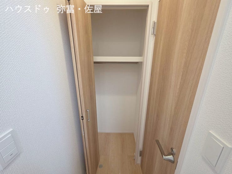 廊下収納付きのため非常用品や掃除道具など片付けられます!