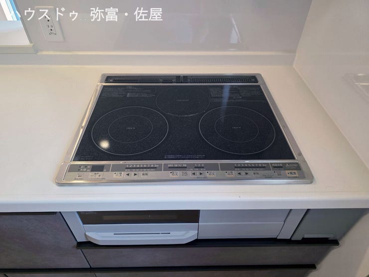 お手入れが簡単なIHクッキングヒーター付!!